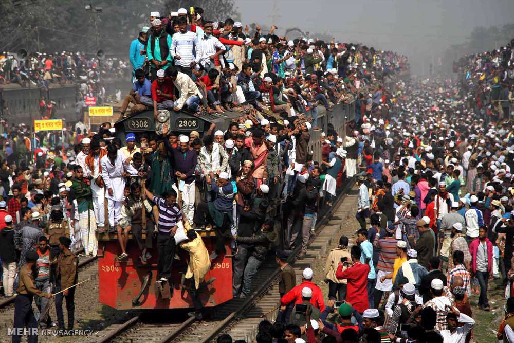 ایستگاه قطار پر ازدحام در بنگلادش